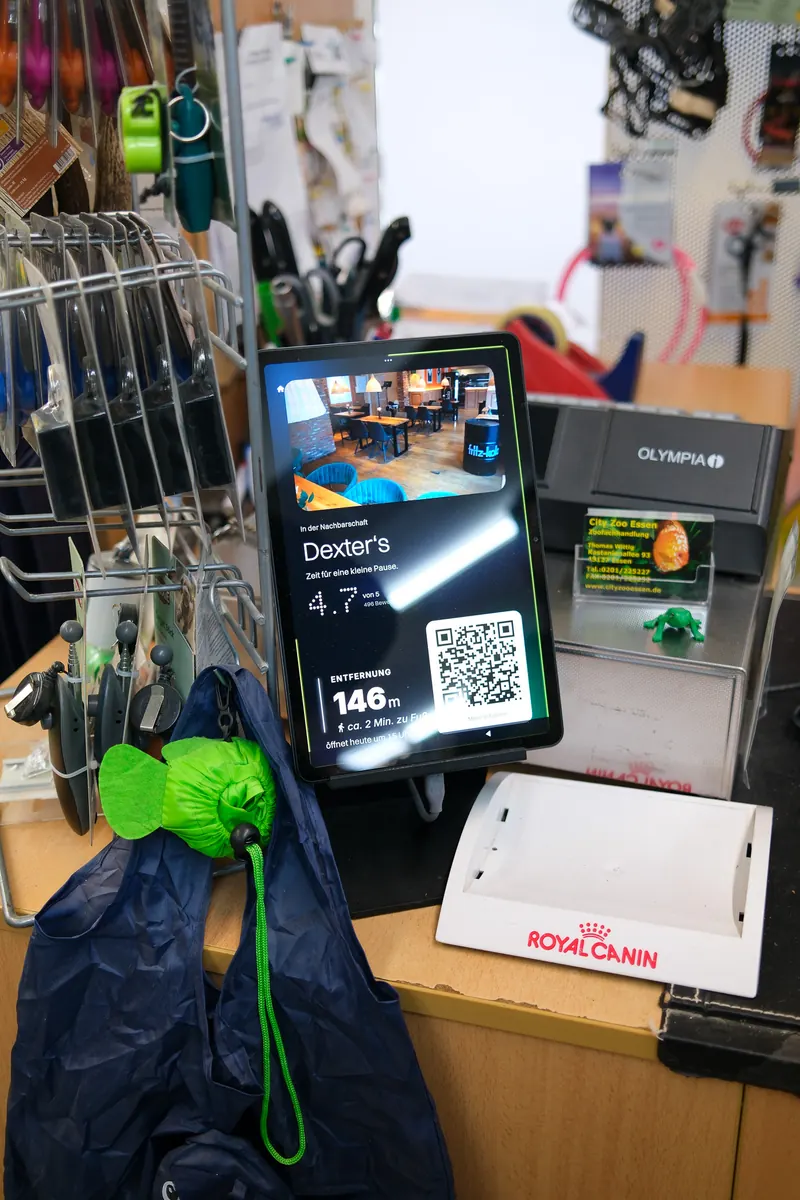 Tablet auf der Theke der Zoofachhandlung City Zoo Essen, darauf Dexter’s, 146 Meter entfernt