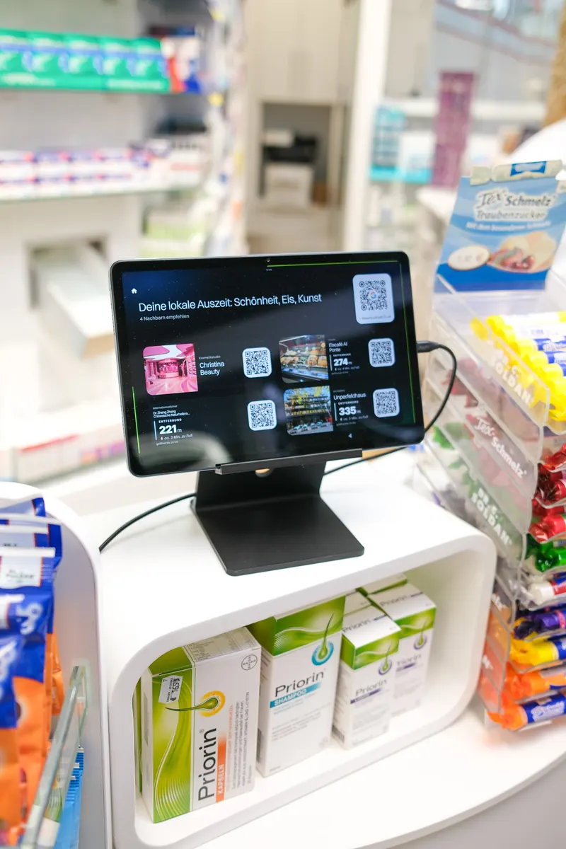Tablet auf der Theke der Einhorn Apotheke, darauf vier Empfehlungen aus der Nachbarschaft